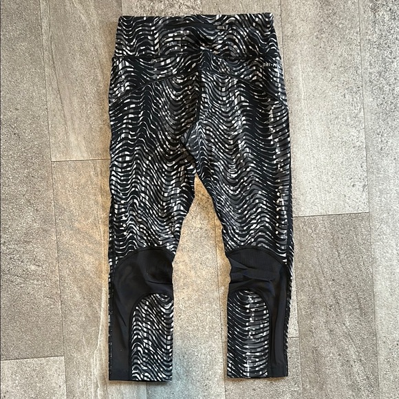 Nike Black and White Patterned Leggings - Picture 4 of 4